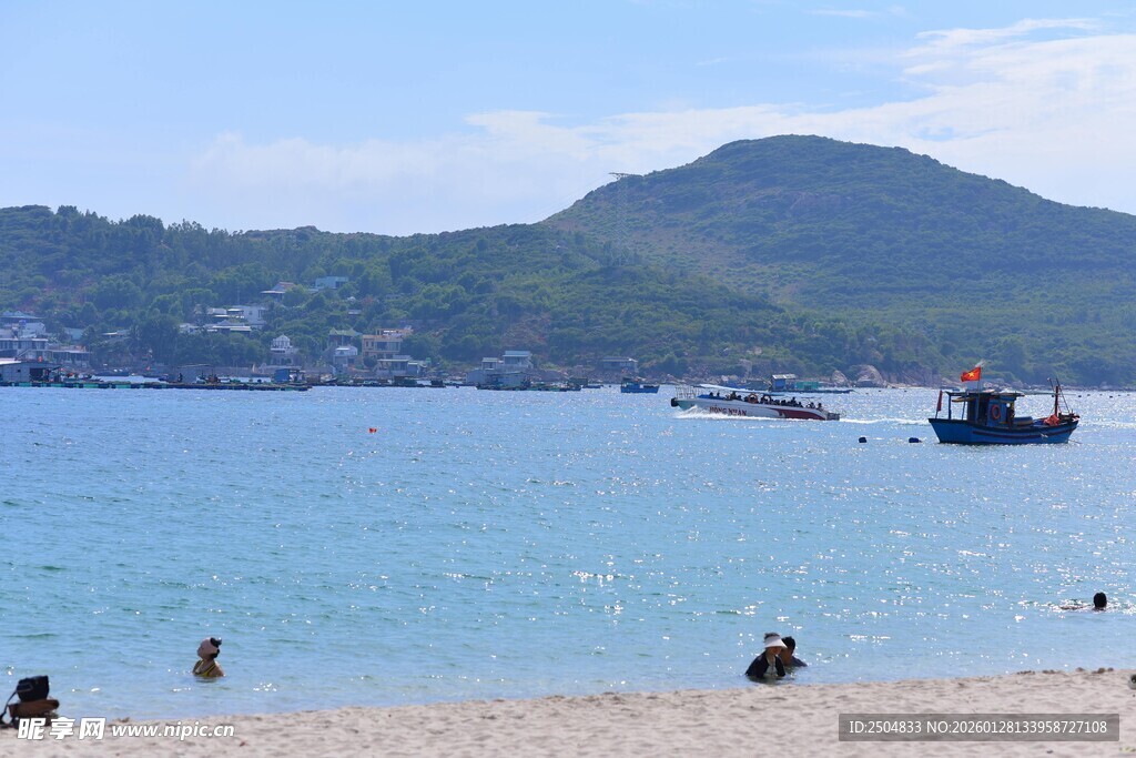 海滨沙滩美景 船只悠然