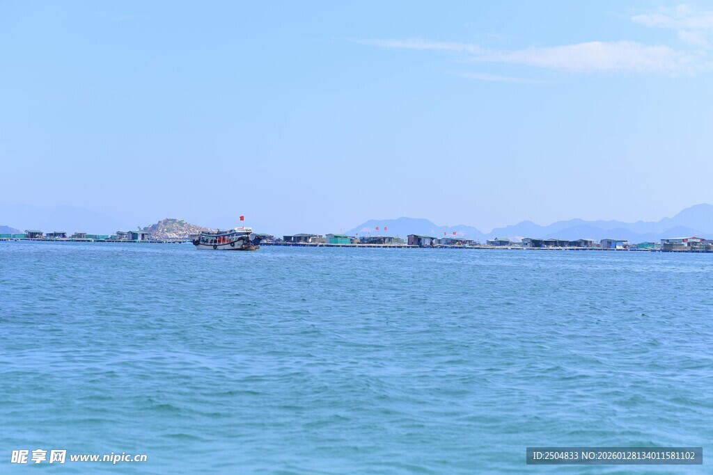 碧海蓝天的宁静海滨风光