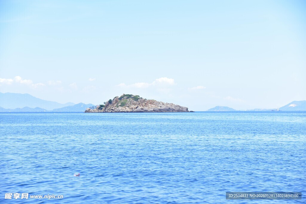 蓝色海洋中的孤立小岛