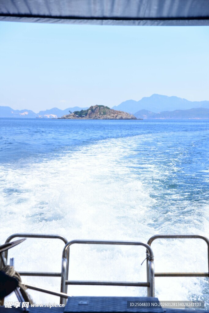 海上乘船观海岛美景