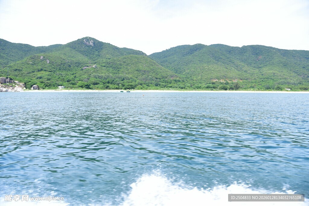 碧波荡漾的山水风光