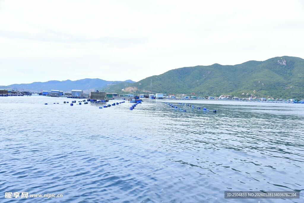 海上船只航行于山水间