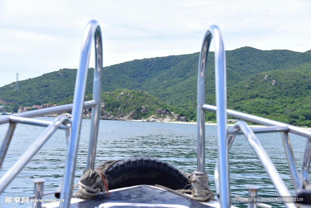乘船视角看前方山水景色