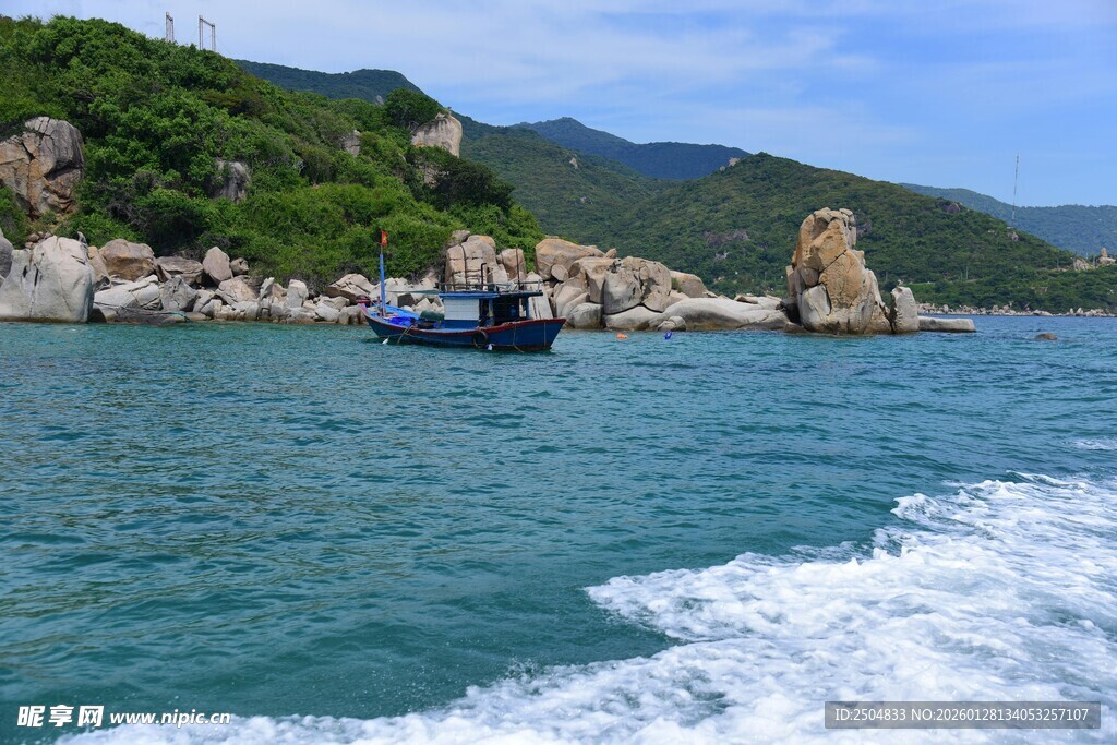 海上行舟赏秀丽山海风光