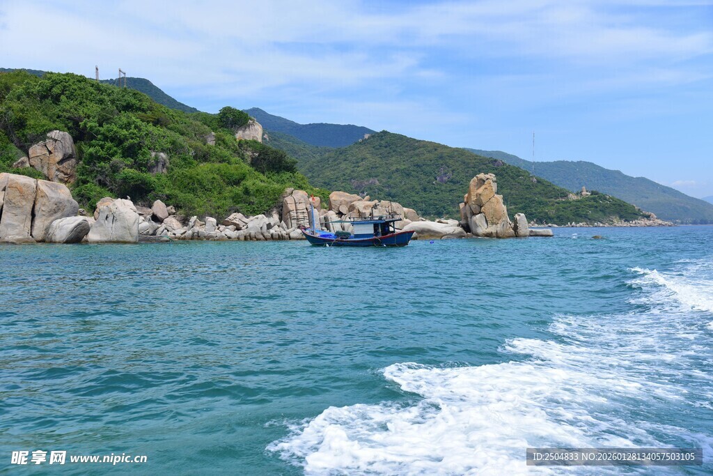 碧海青山间的海上风光