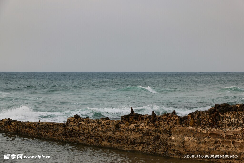 海边礁石与翻涌海浪