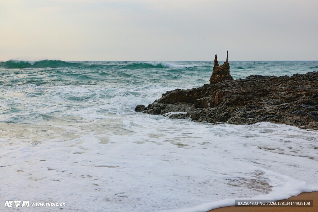 海边礁石与翻涌海浪