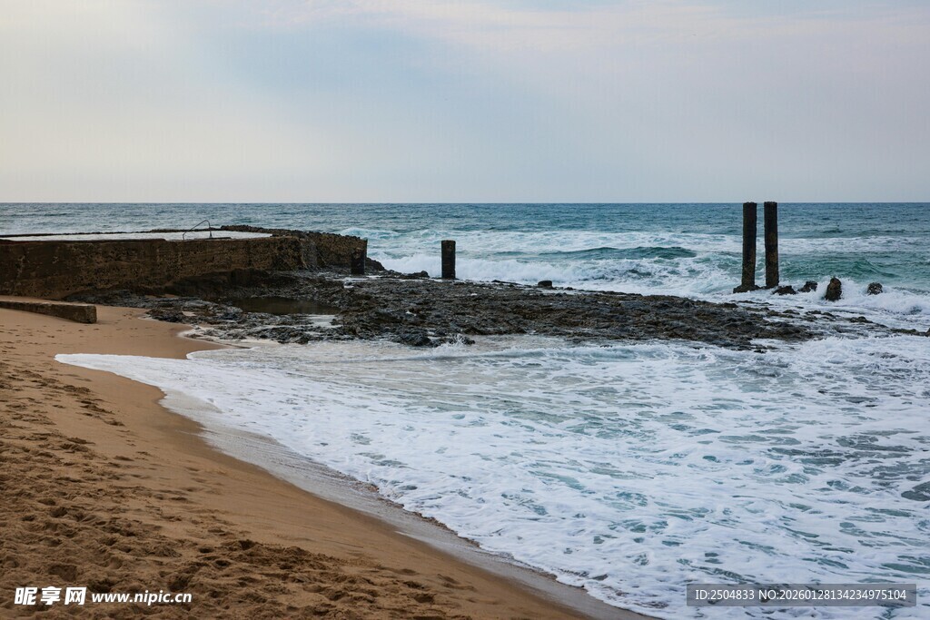 海边沙滩海浪礁石景象