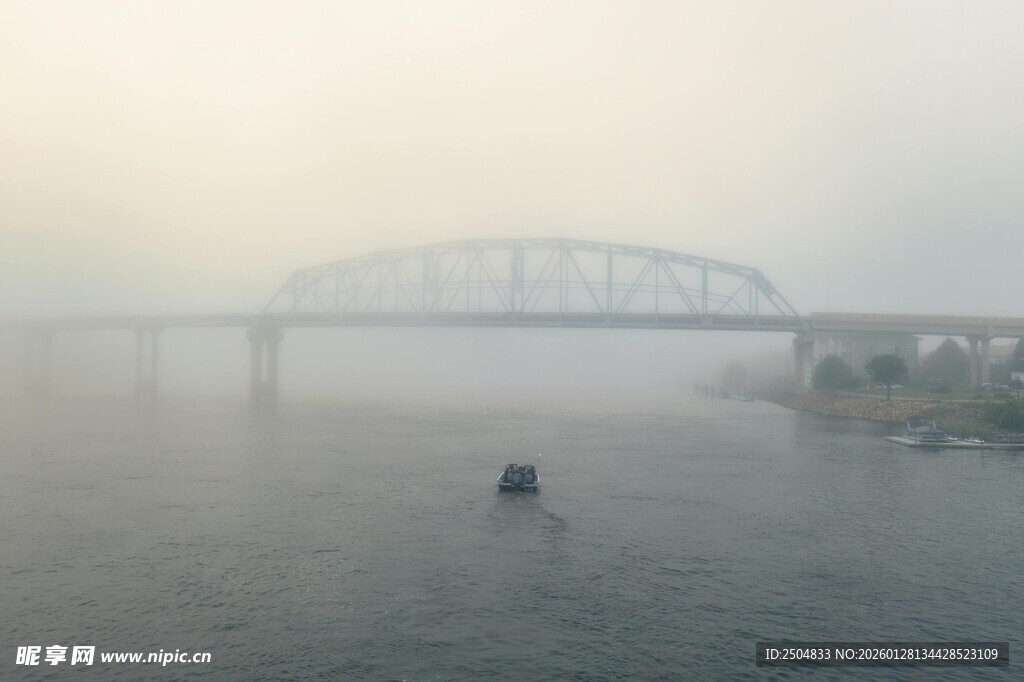 雾中江面与桥梁景象