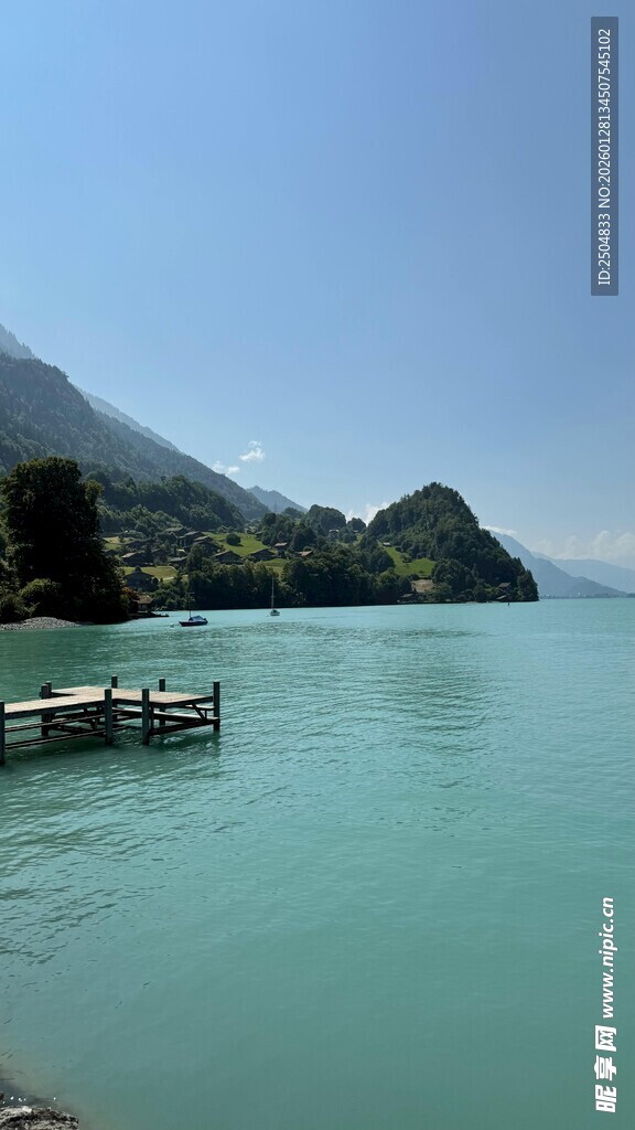 宁静湖景与远处山峦