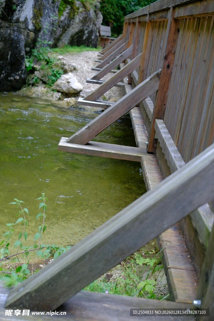 山间木栈道旁的清幽水域