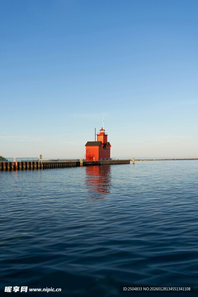 海上灯塔 宁静的蓝色海域