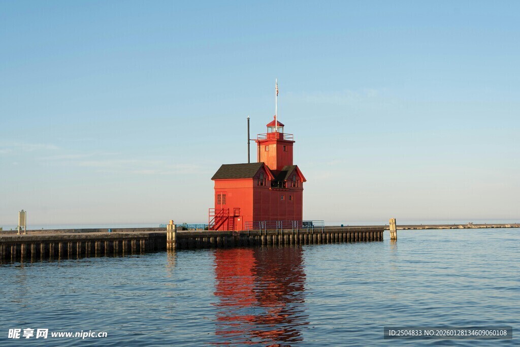 红色灯塔立于宁静海面