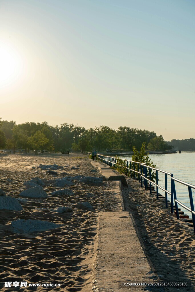夕阳下的河畔步道美景
