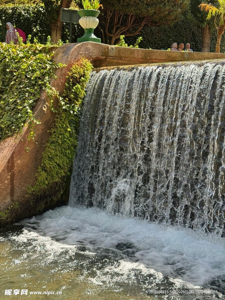 山间小瀑布景观