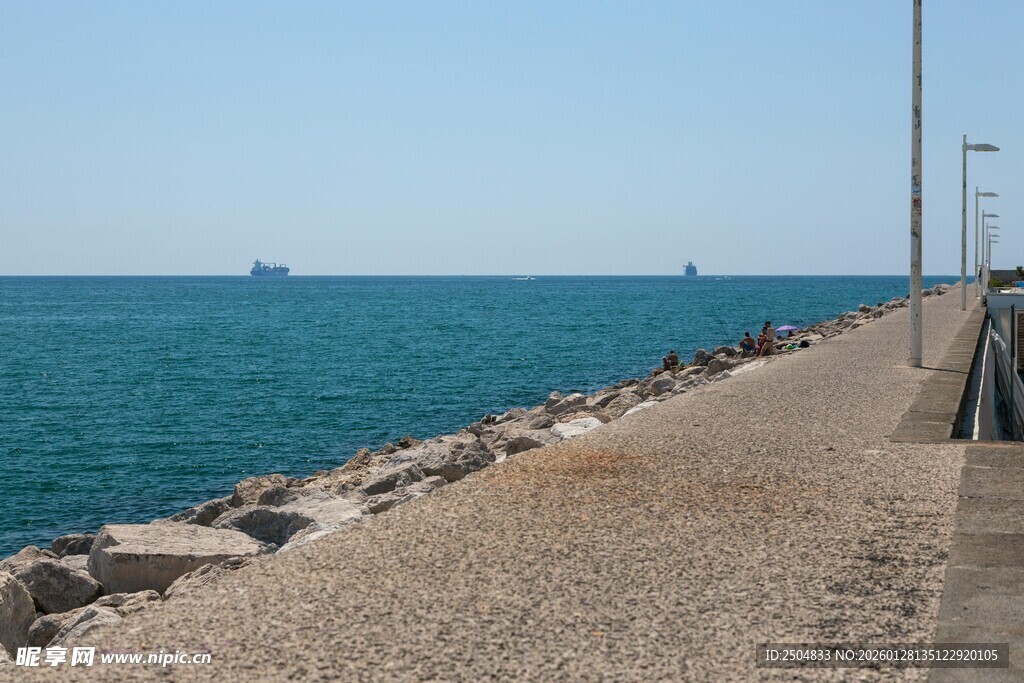 海边石砌步道与远海船只