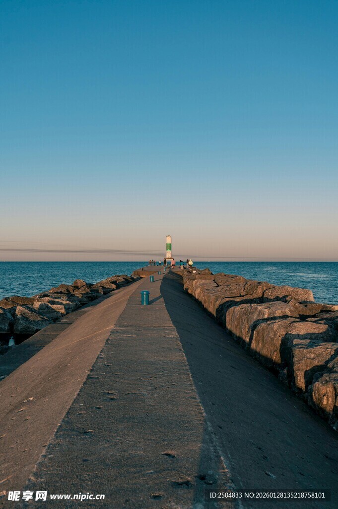 海边延伸的石砌防波堤