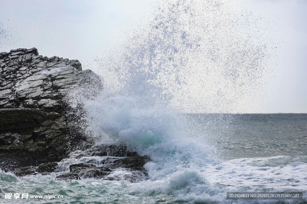 海浪拍打礁石壮观景象
