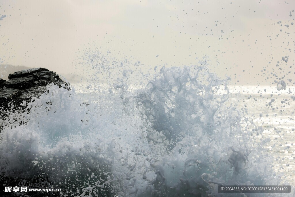 海浪拍击岩石瞬间