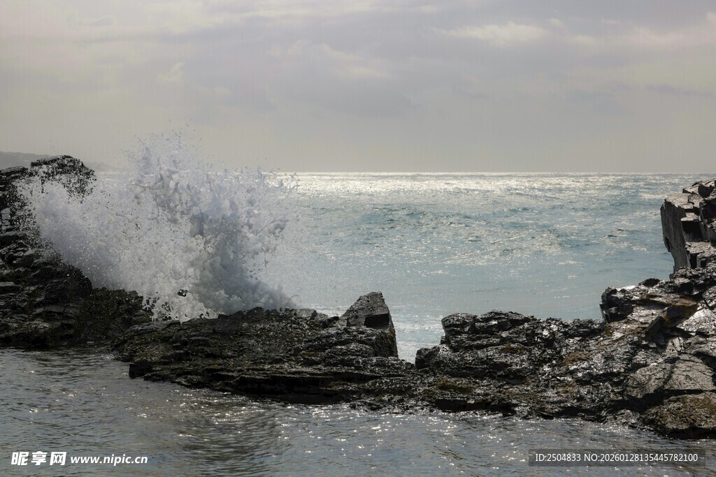 海浪拍打礁石的壮观景象