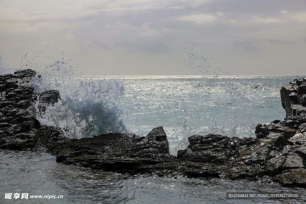 海浪拍打岸边礁石景象