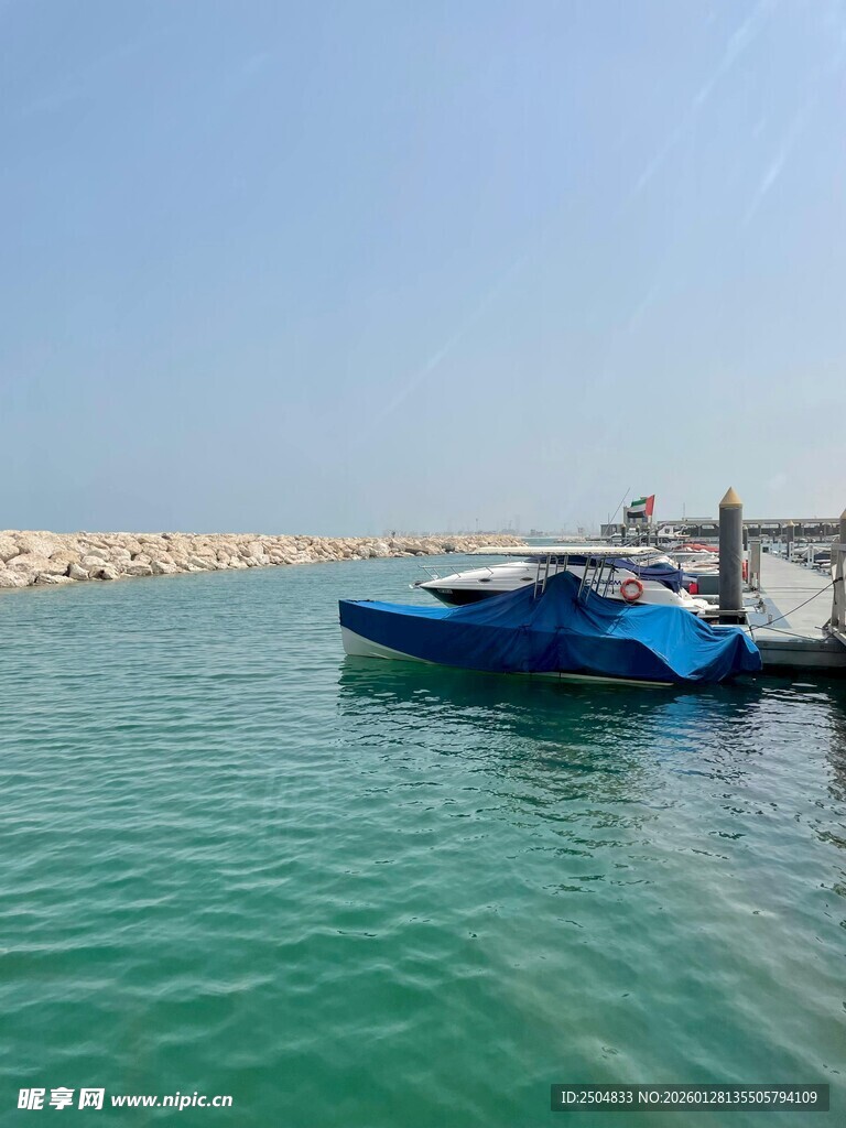 蓝色 艇停泊于碧绿海面