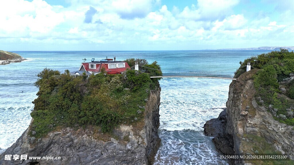 悬崖边海景小屋