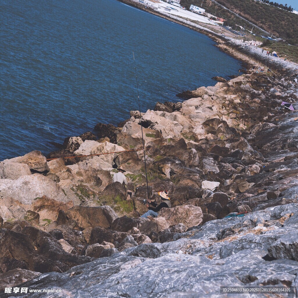 海边嶙峋岩石与蓝色海水