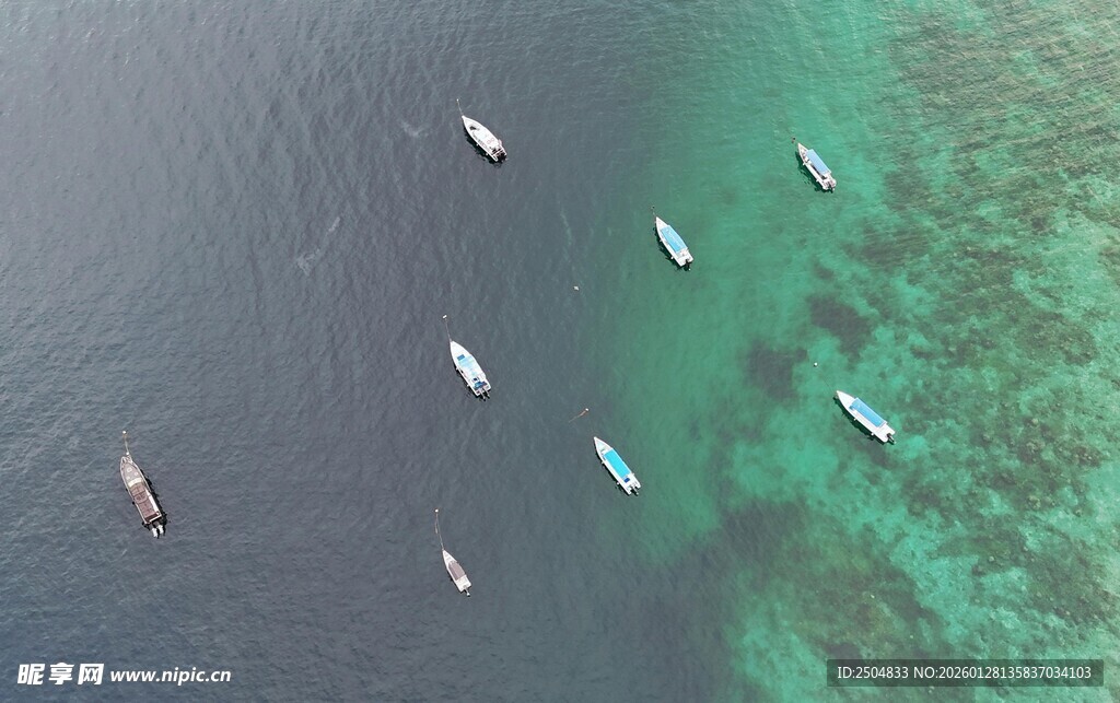 海上船只漂浮于碧绿海面