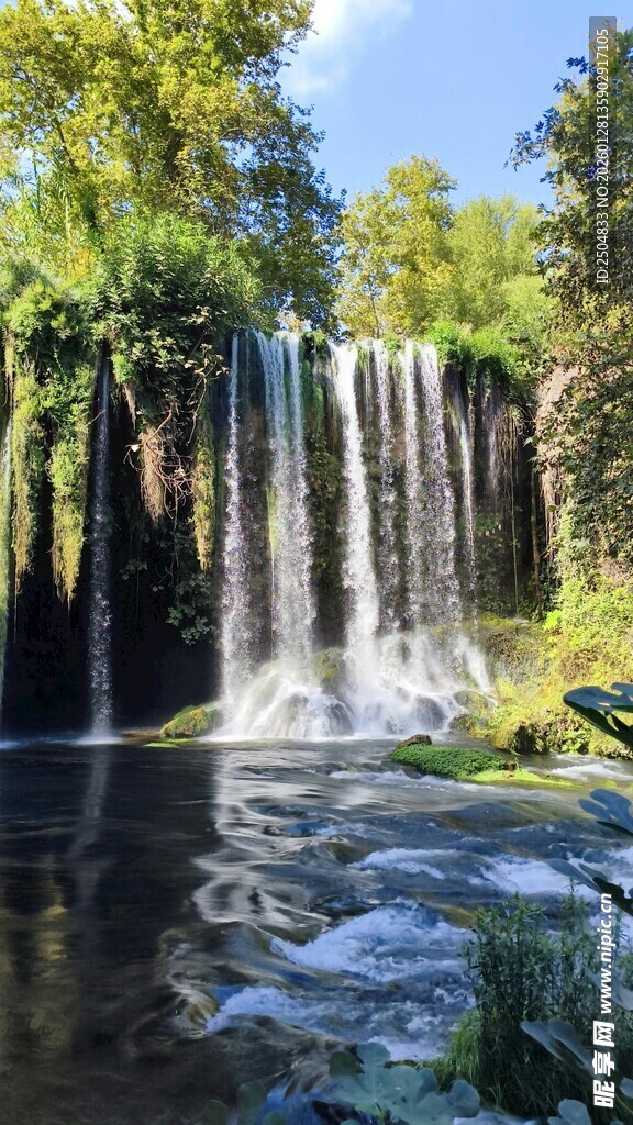 壮丽瀑布下的清幽水潭