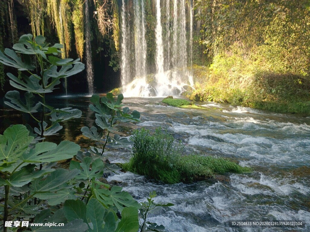 山间瀑布下的潺潺溪流