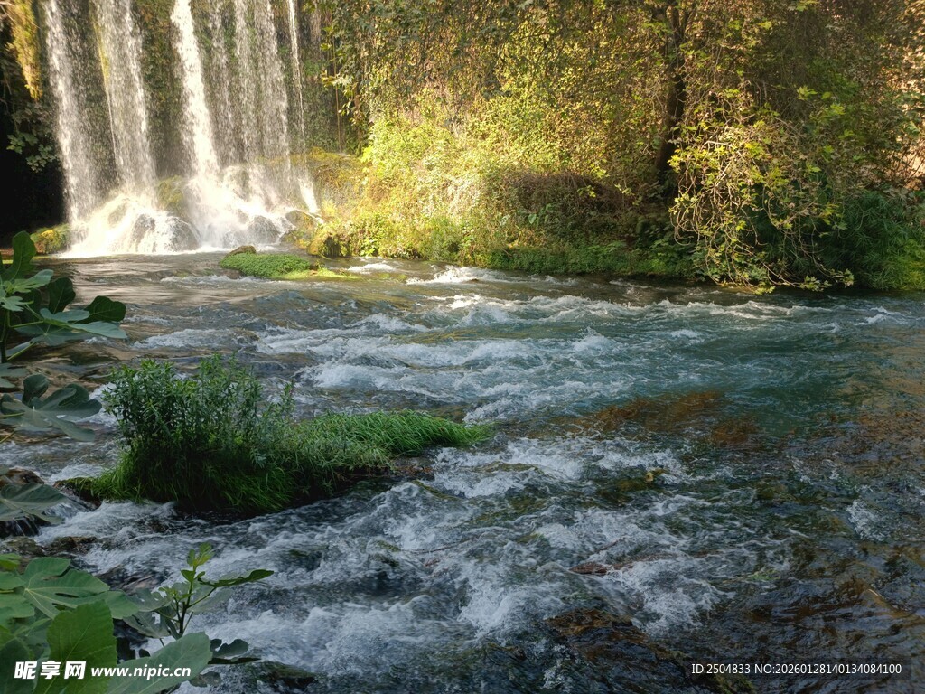 山间溪流旁的美丽瀑布