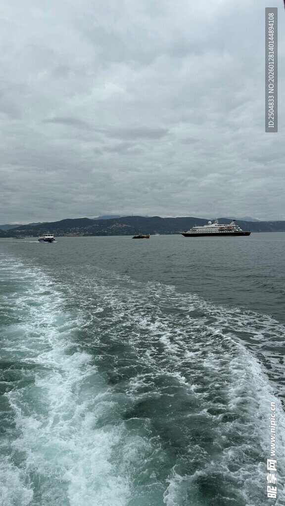 乘船海上行 身后浪花涌