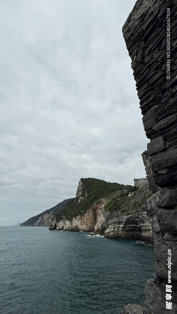 海边石砌建筑与辽阔海景