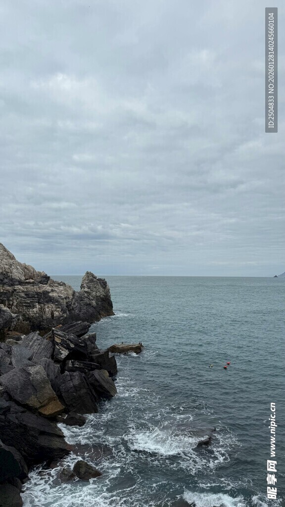 海边嶙峋岩石与辽阔大海