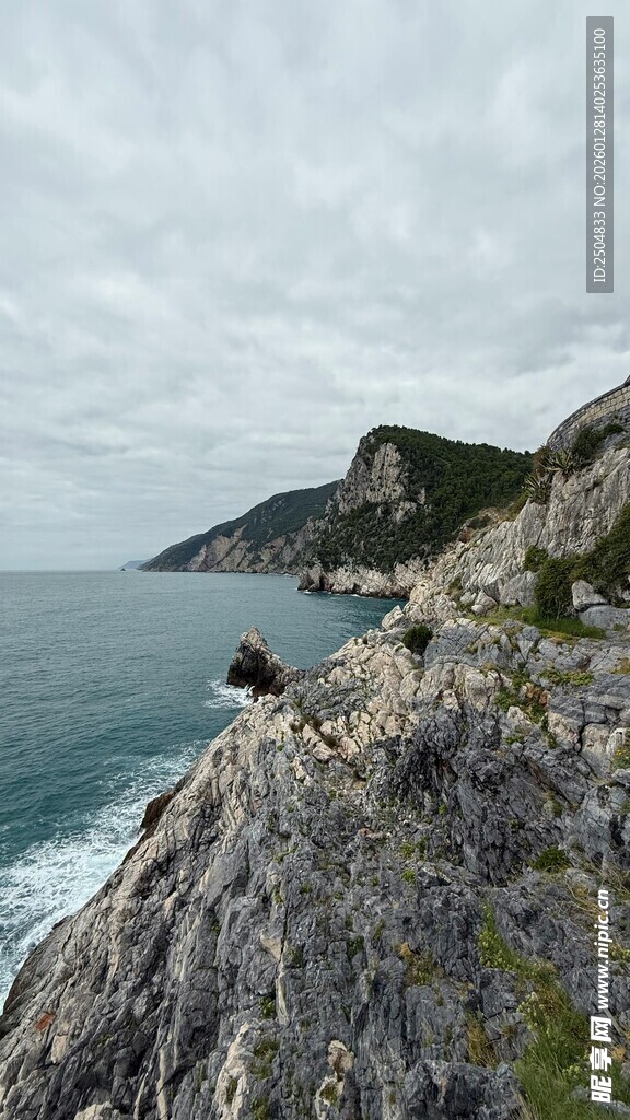 海边嶙峋岩石上的风景