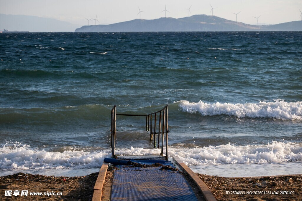 海边木质栈桥延伸向大海