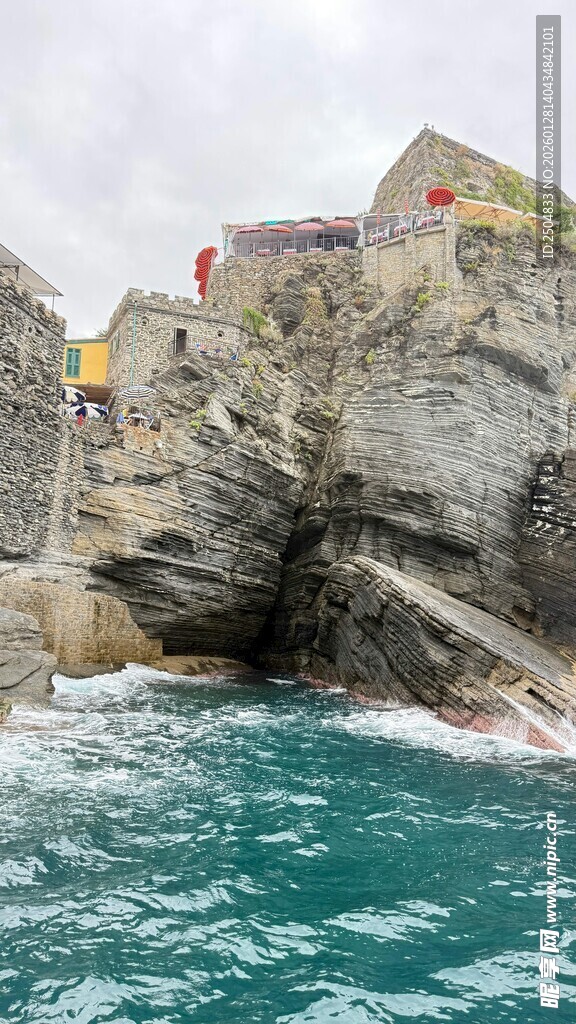 悬崖边的海边小屋