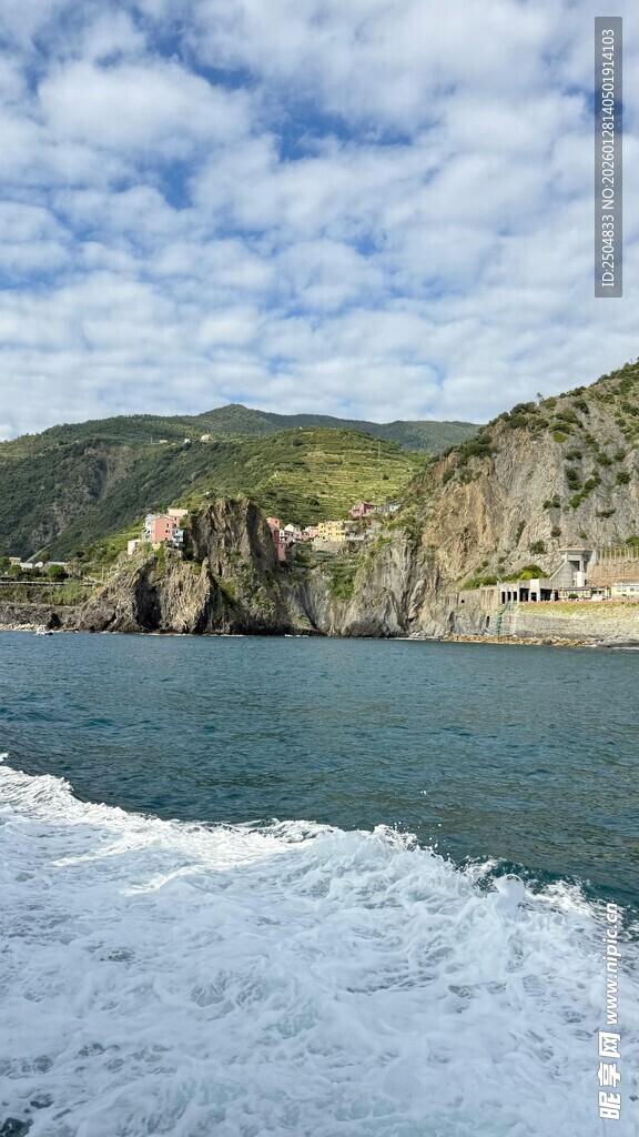 海上行舟赏壮丽山海景色