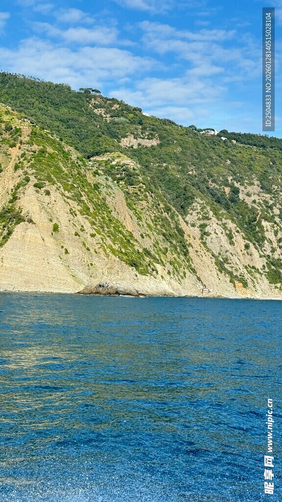 碧海青山间的美丽海岸线