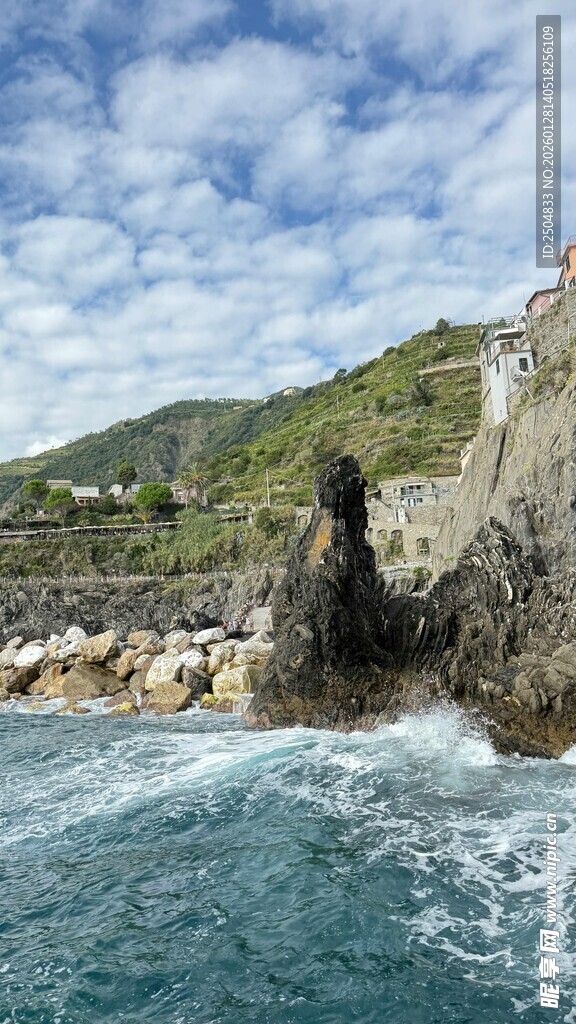 海岸边嶙峋礁石与海浪