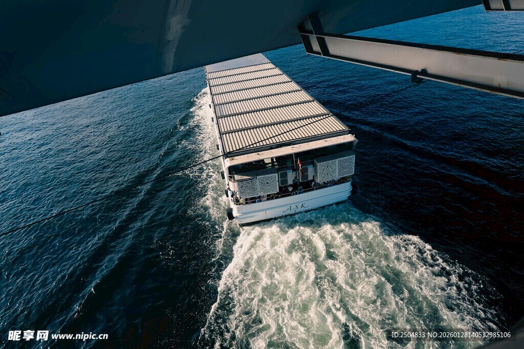 水上航行的集装箱货船