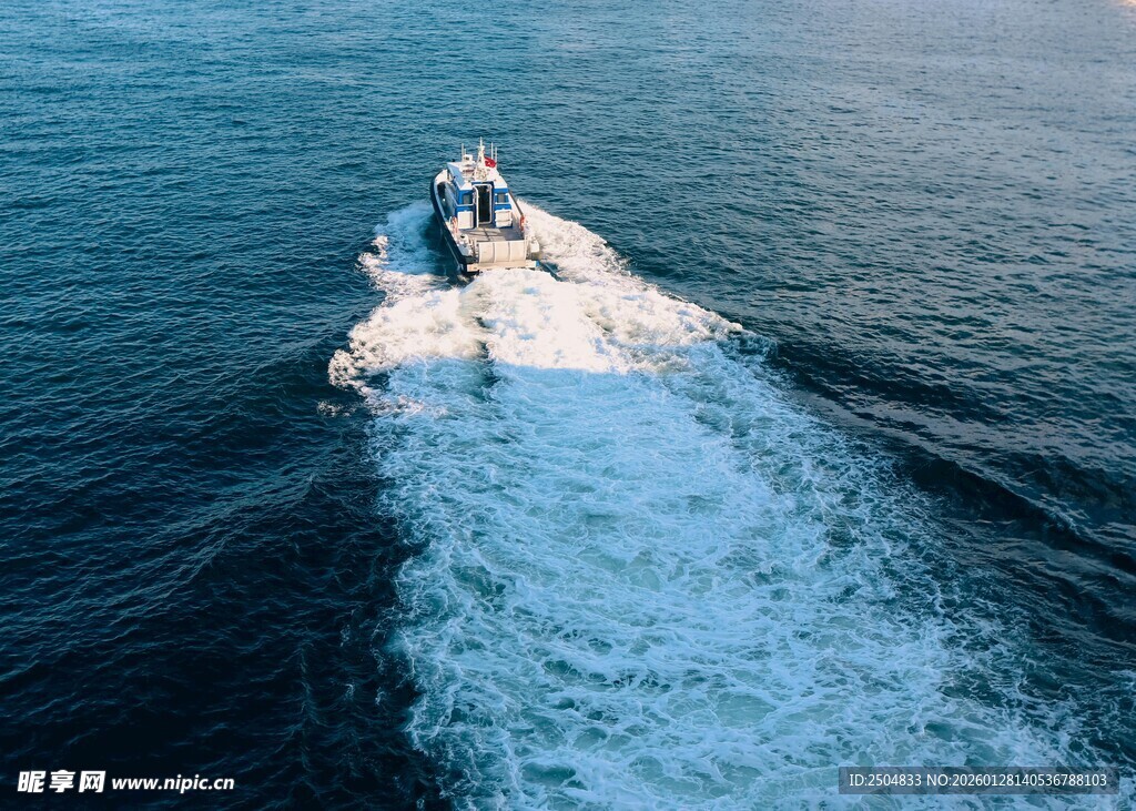 海上快艇破浪前行