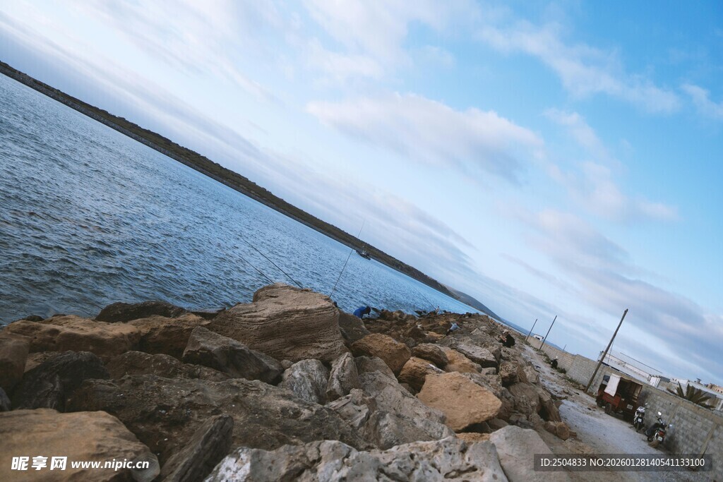 海边岩石与蓝天海景
