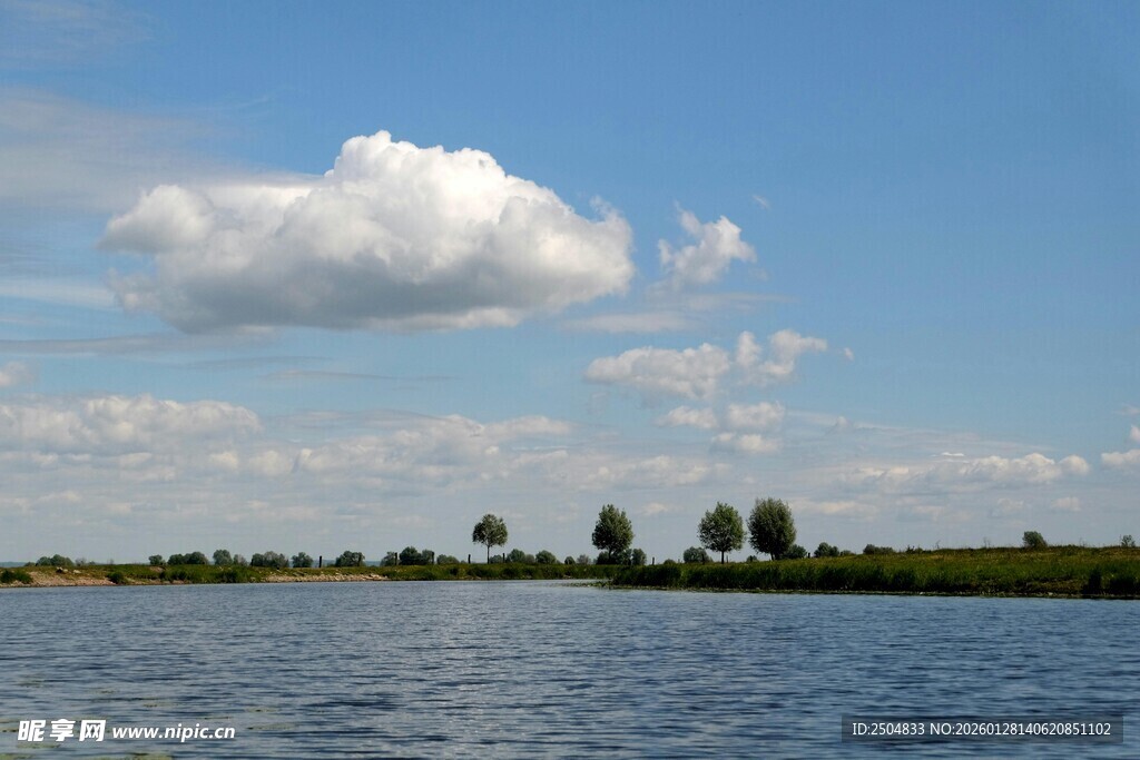 湖畔蓝天 悠悠白云映碧波