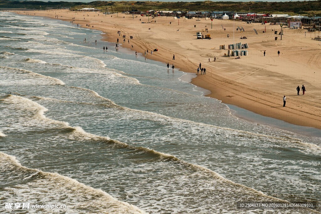 热闹海滨沙滩海浪景象