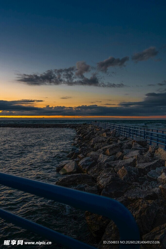 黄昏海滨护栏与美丽海景