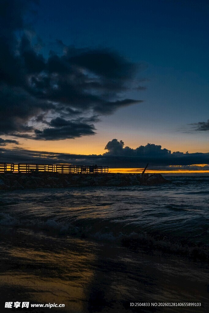 海边日落时分的美丽景象