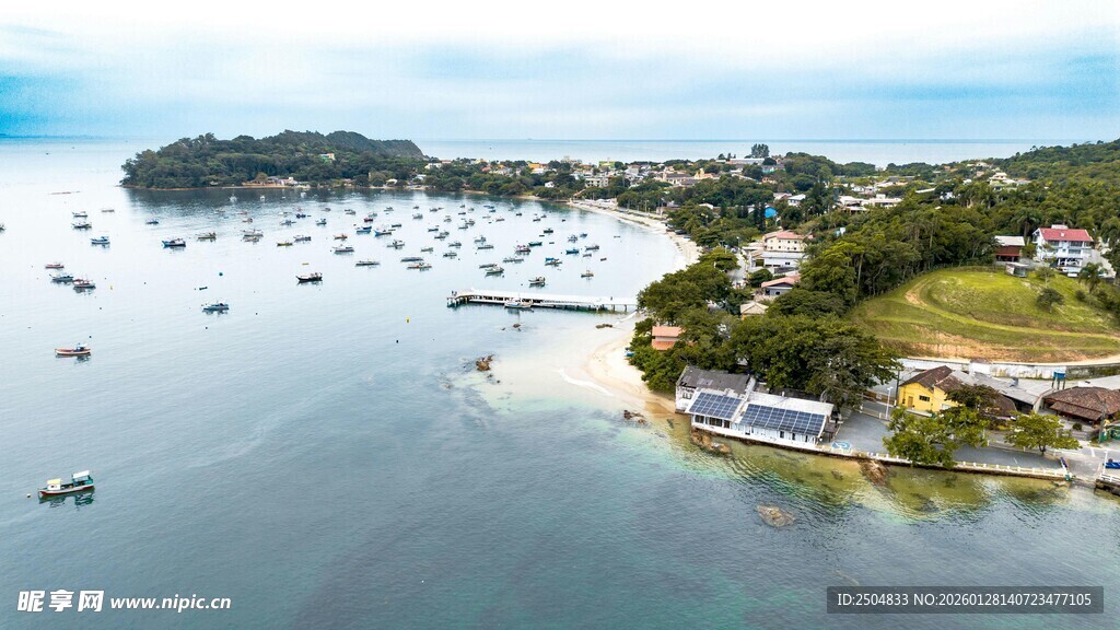 海湾美景 船只点缀岸边风光