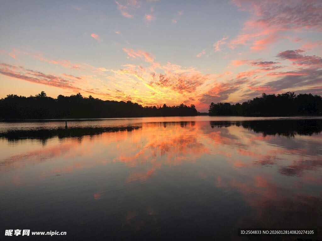 湖畔绝美日落倒影景观